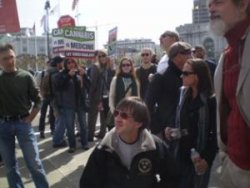 Richard Lee surrounded by supporters in San Francisco a day after the April 2 raid